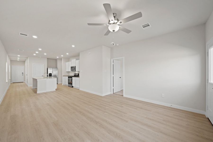 Spacious, unfurnished interior of a new home in Riverwood Ranch, Angleton (Image 16).