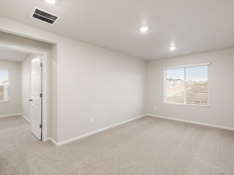 Spacious, unfurnished interior of a new home in Lake Bluff, Greeley (Image 15).