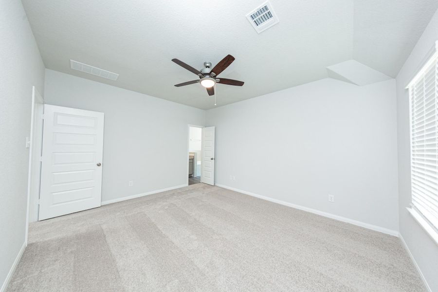 Spacious, unfurnished interior of a new home in River's Edge, Conroe (Image 16).