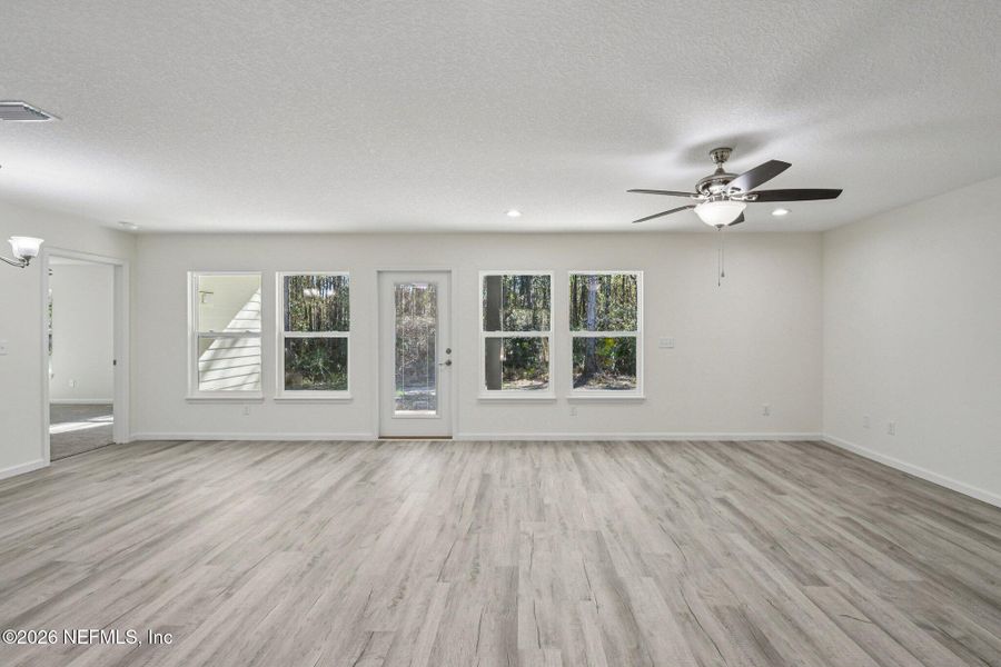 Spacious, unfurnished interior of a new home in , Middleburg (Image 39).