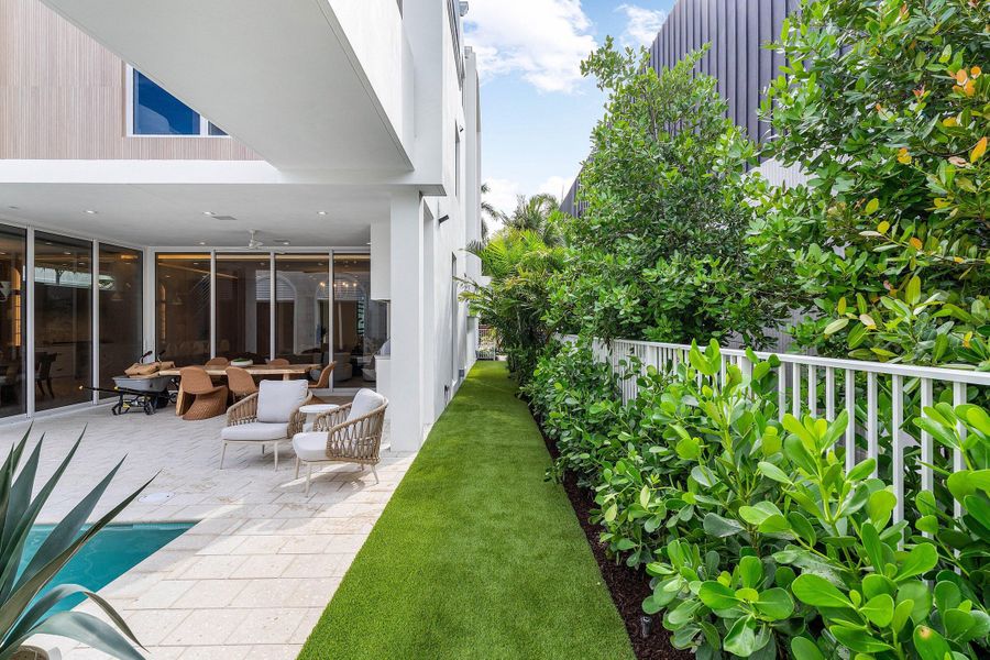 005-812PalmTrail-DelrayBeach-FL-33483-SM