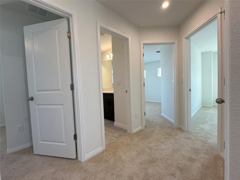 Spacious, unfurnished interior of a new home in Porter Country, Buda (Image 14).