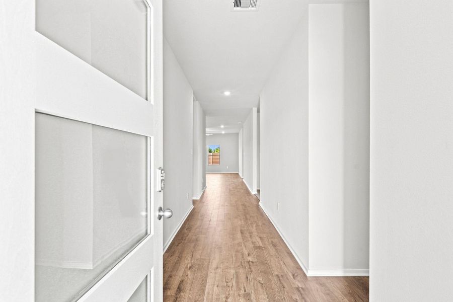 Spacious, unfurnished interior of a new home in Laurel Landing, Alvin (Image 18).