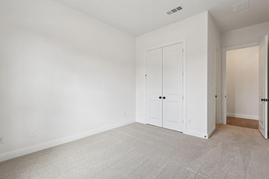 Spacious, unfurnished interior of a new home in Sienna 65', Missouri City (Image 37).