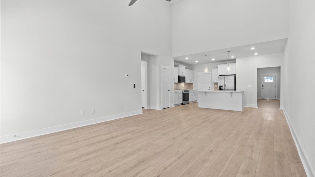 Dramatic two-story family room with accomplished detailing and seamless indoor-outdoor connection Dramatic two-story family room with accomplished detailing and seamless indoor-outdoor connection