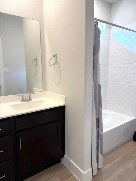 Beautiful full bath featuring a tub/shower combination.