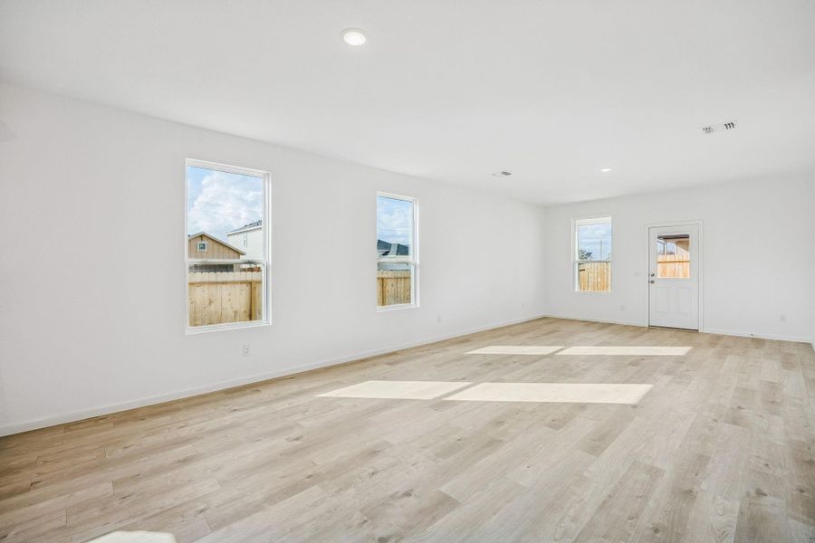 Spacious, unfurnished interior of a new home in Stokesbury, Waller (Image 21).