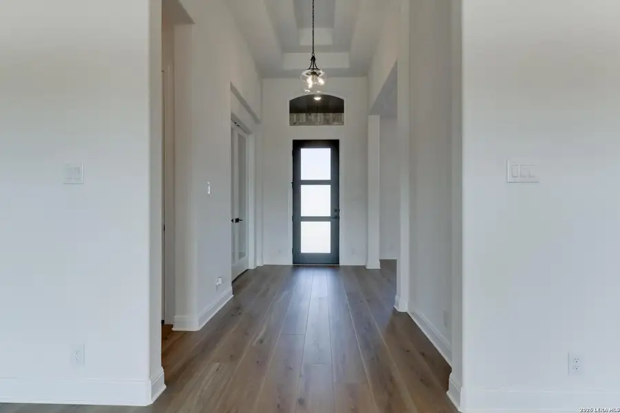 Spacious, unfurnished interior of a new home in Waldsanger, New Braunfels (Image 15).