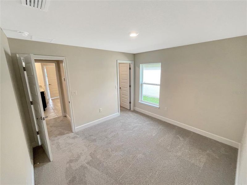 Spacious, unfurnished interior of a new home in Harmony Central, St. Cloud (Image 8).