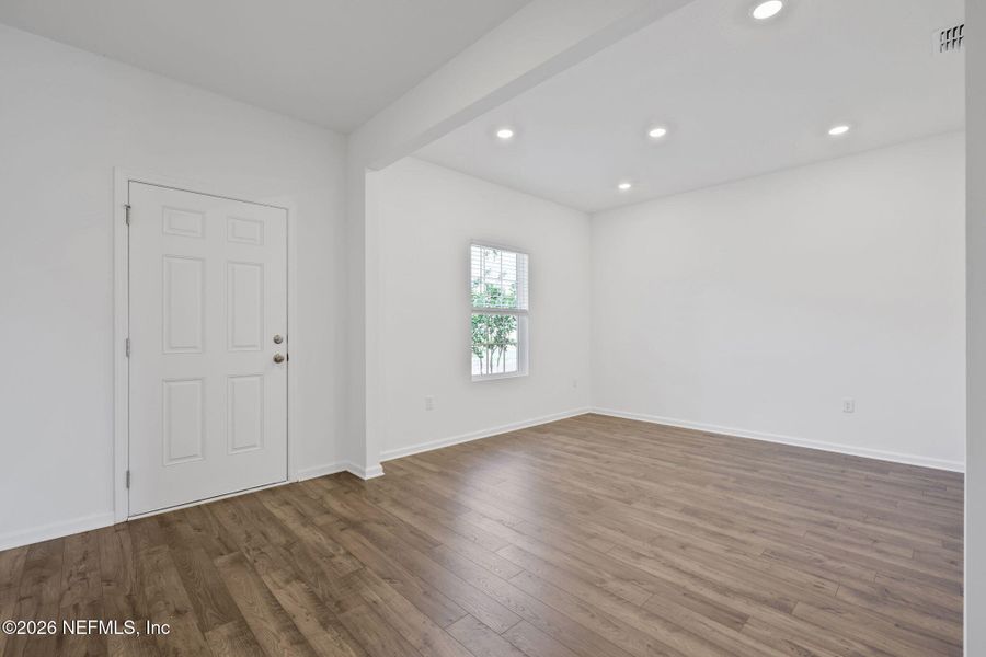 Spacious, unfurnished interior of a new home in Diamond Springs, Jacksonville (Image 23).