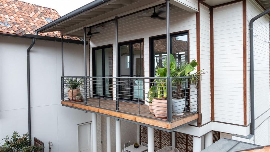 Exterior details and patio area of a home in , Dallas (Image 4).