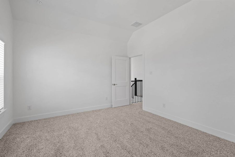 Spacious, unfurnished interior of a new home in Wood Leaf Reserve, Tomball (Image 38).
