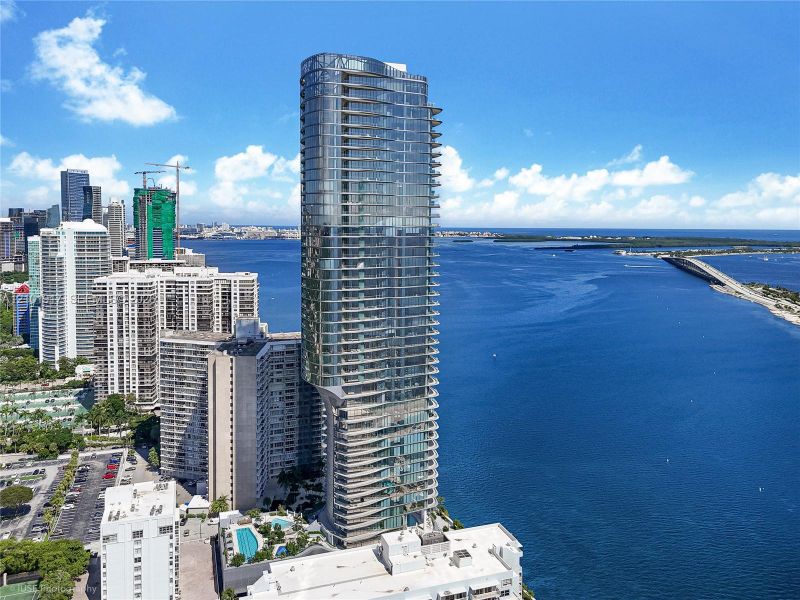 Condo located in Miami, FL showcasing its design and architecture (Image 12).