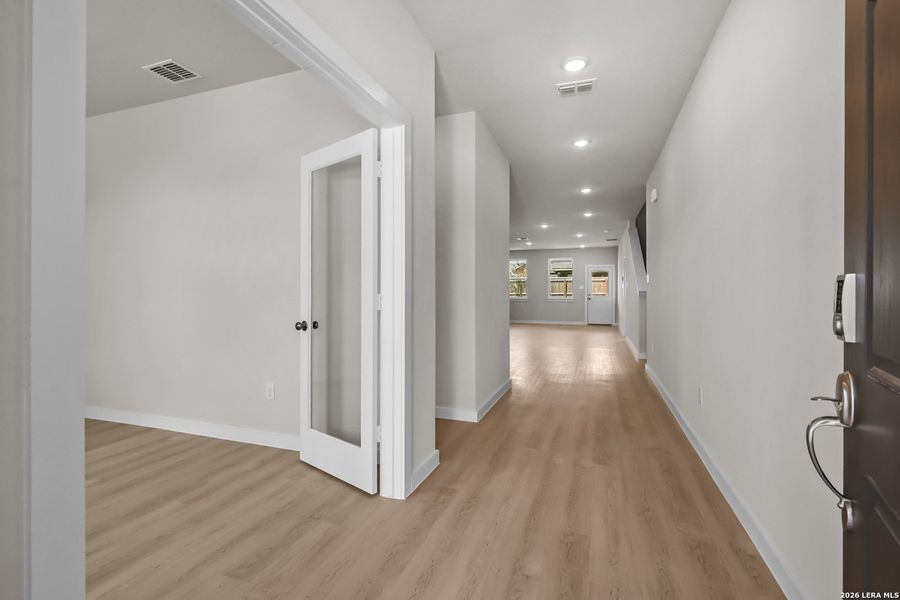 Spacious, unfurnished interior of a new home in Hiddenbrooke, Seguin (Image 31).