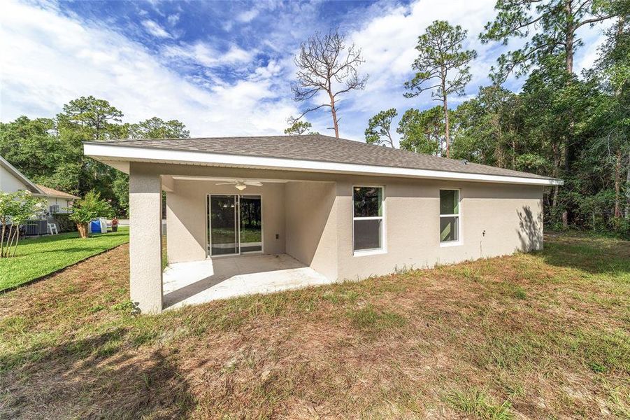 Exterior details and patio area of a home in , Dunnellon (Image 20).