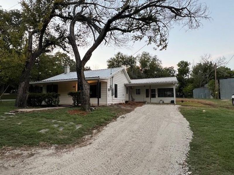 Ranch-style house with a front yard