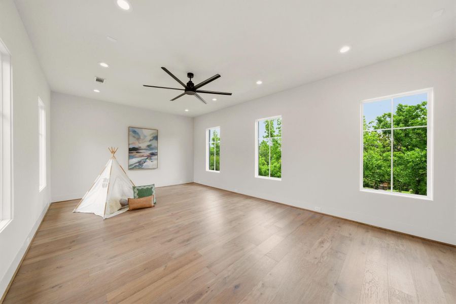 Amazing tree-top views! Great for lounge/game room, alternate living space.