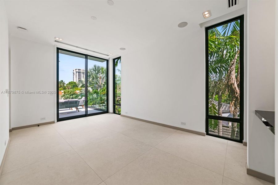 Spacious, unfurnished interior of a new home in , Miami Shores (Image 18).