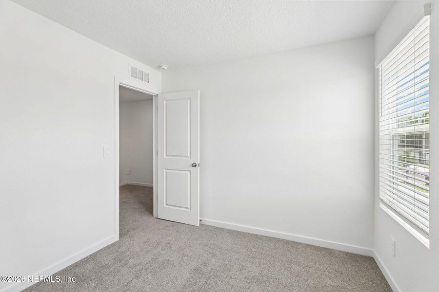 Spacious, unfurnished interior of a new home in , Middleburg (Image 27).