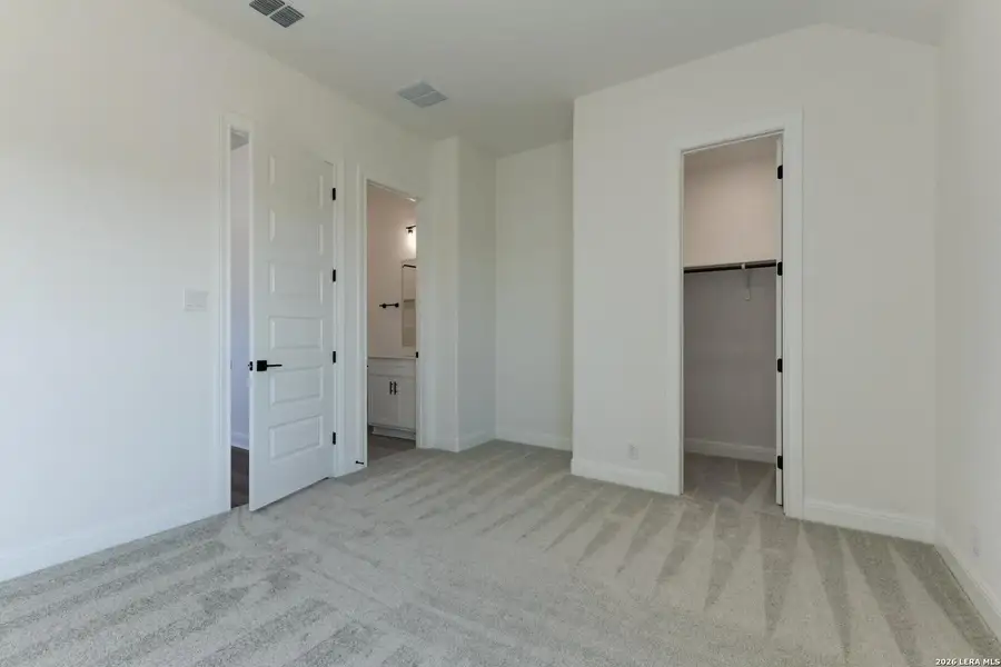 Spacious, unfurnished interior of a new home in Waldsanger, New Braunfels (Image 13).