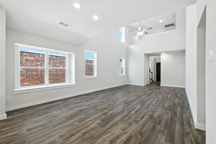 Spacious, unfurnished interior of a new home in Simpson Crossing, McKinney (Image 27).