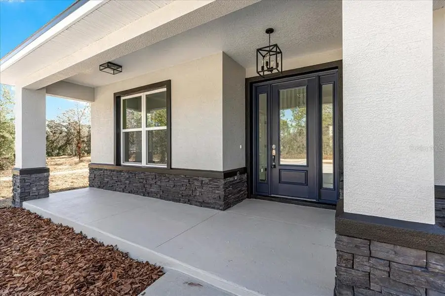 Exterior details and patio area of a home in , Dunnellon (Image 4).