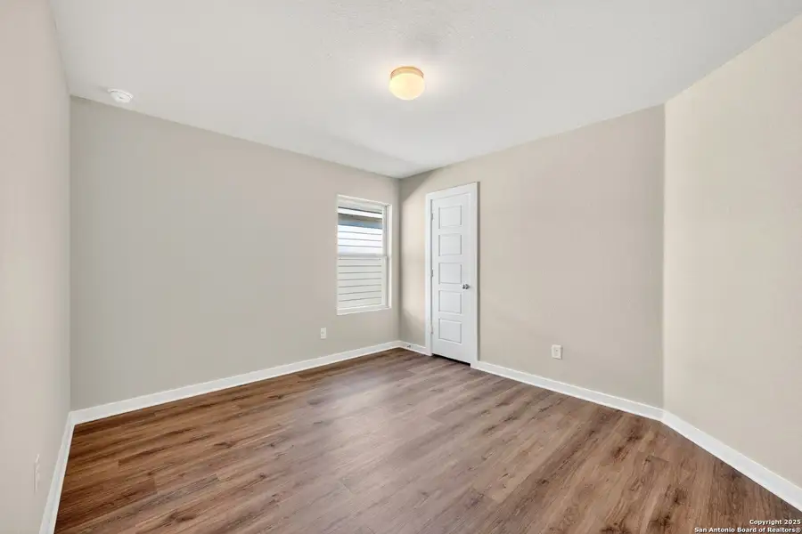 Spacious, unfurnished interior of a new home in Winding Brook, San Antonio (Image 10).