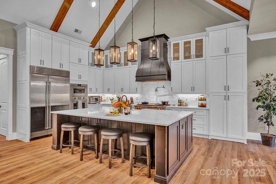 Large island & breakfast bar.