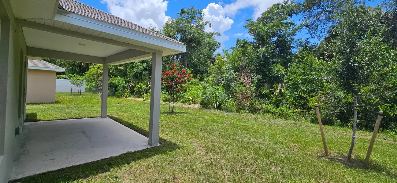 Representative exterior details of a home built from the 1635 by Adams Homes in Winding Oaks, Weeki Wachee (Image 3).