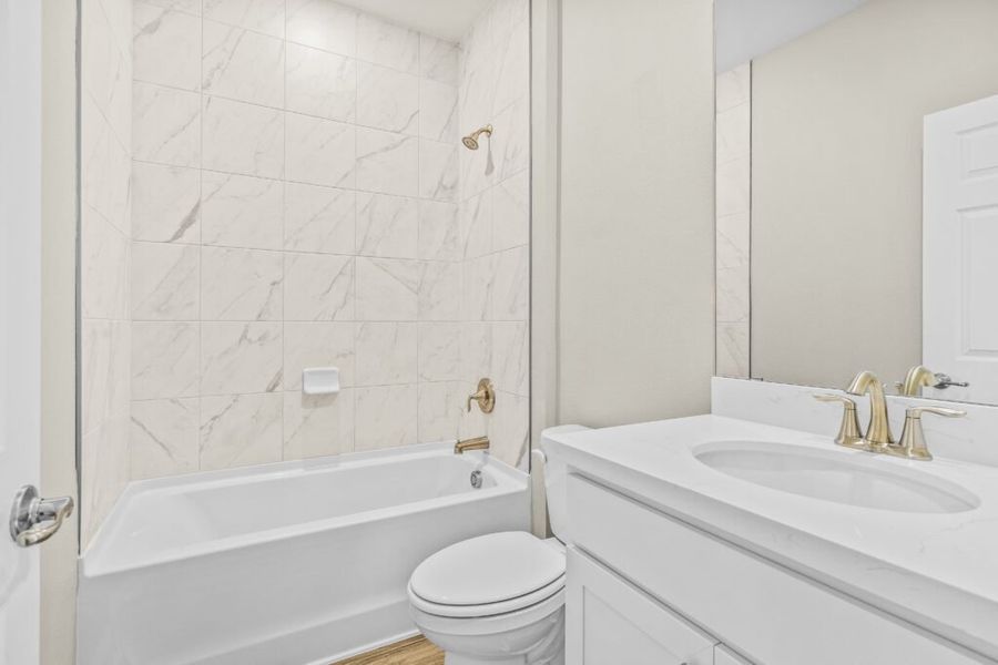 Furnished interior view inside a new home in Lake Merial, Panama City (Image 3).