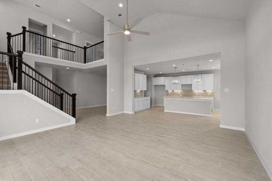 Spacious, unfurnished interior of a new home in Sunterra Lakes, Fulshear (Image 21).