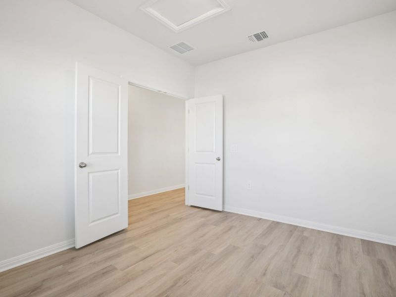 Spacious, unfurnished interior of a new home in Lexington Parke, Del Valle (Image 7).