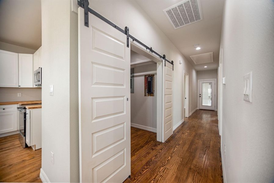 Spacious, unfurnished interior of a new home in , Port Lavaca (Image 14).