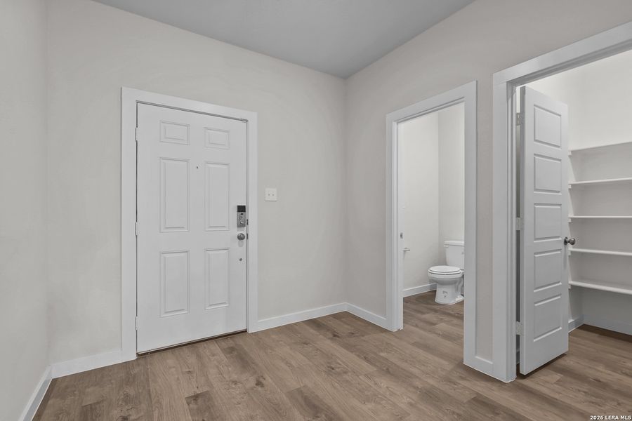 Spacious, unfurnished interior of a new home in Cinco Lakes, San Antonio (Image 15).