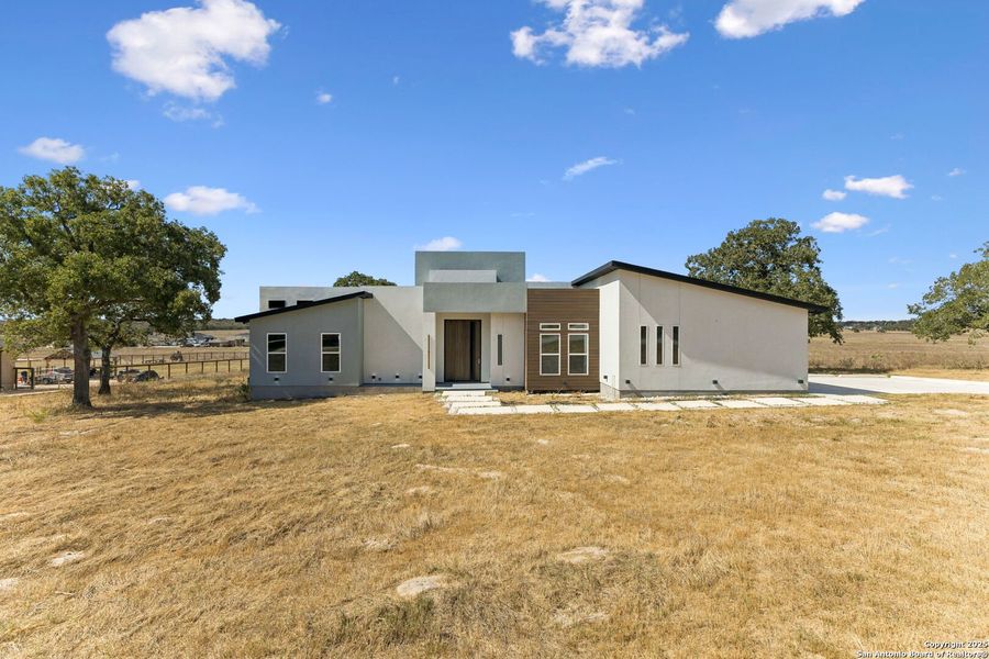 Exterior details and patio area of a home in , La Vernia (Image 4).