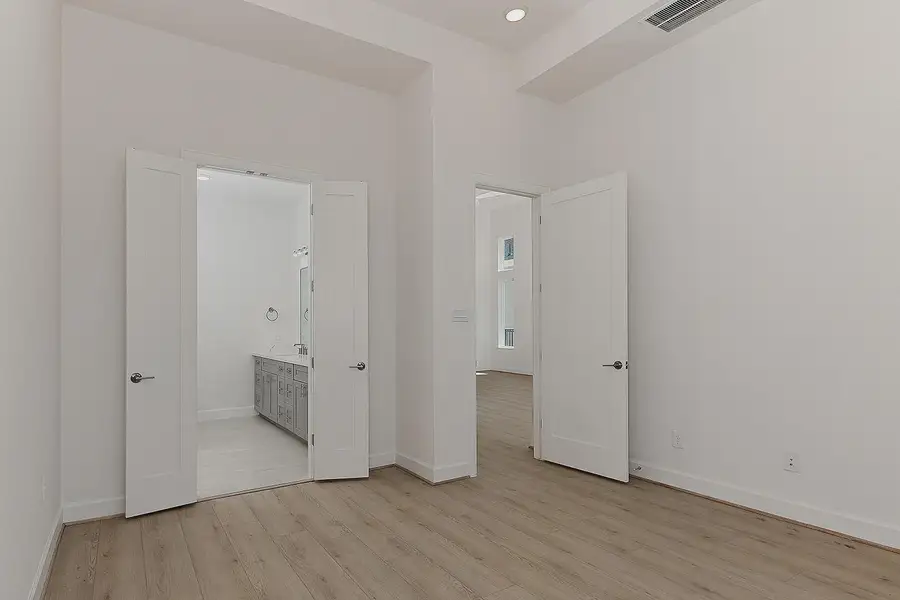 Spacious, unfurnished interior of a new home in Lake Breeze, Willis (Image 21).