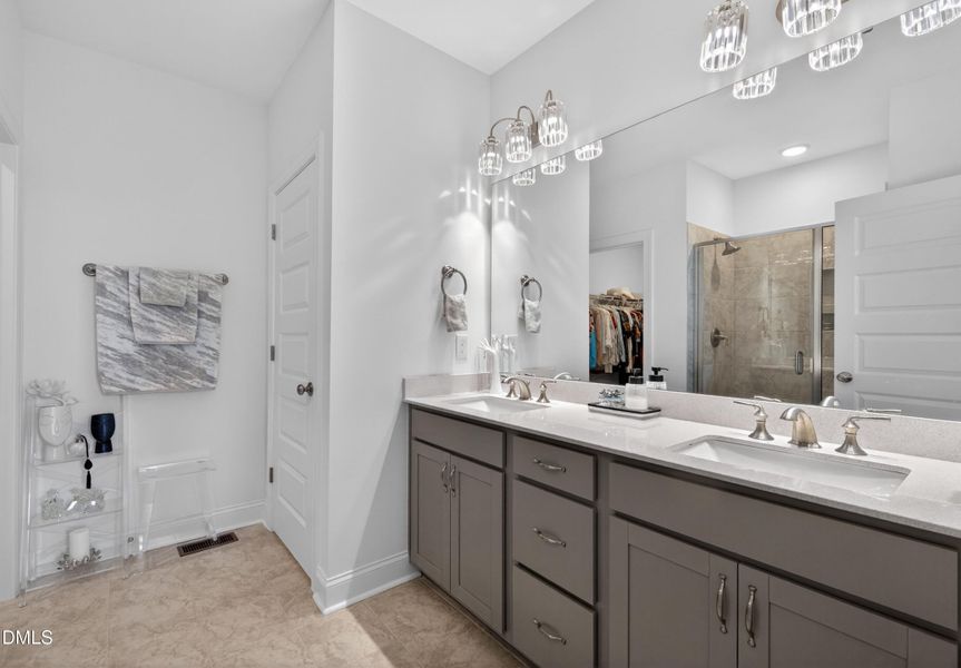 025-property-primary-bathroom