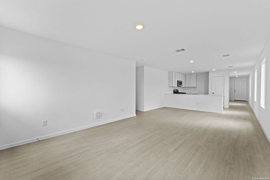 Spacious, unfurnished interior of a new home in Spring Grove, St. Hedwig (Image 20).