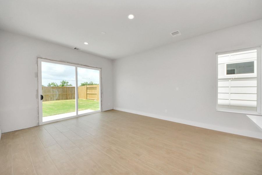 Spacious, unfurnished interior of a new home in Alicante, Houston (Image 18).