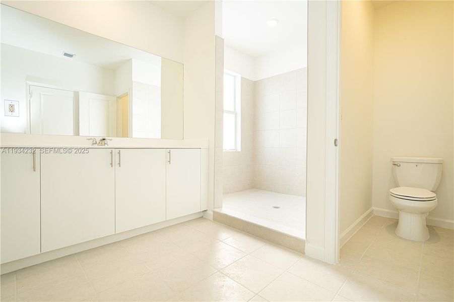 Spacious, unfurnished interior of a new home in Acacia Groves, Miami (Image 52).