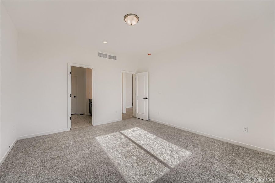 Spacious, unfurnished interior of a new home in Wolf Creek Run, Strasburg (Image 13).