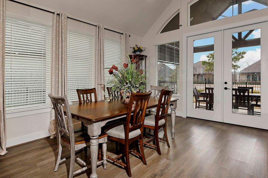 Plenty of dining space when needed, both inside and out! Plenty of dining space when needed, both inside and out!