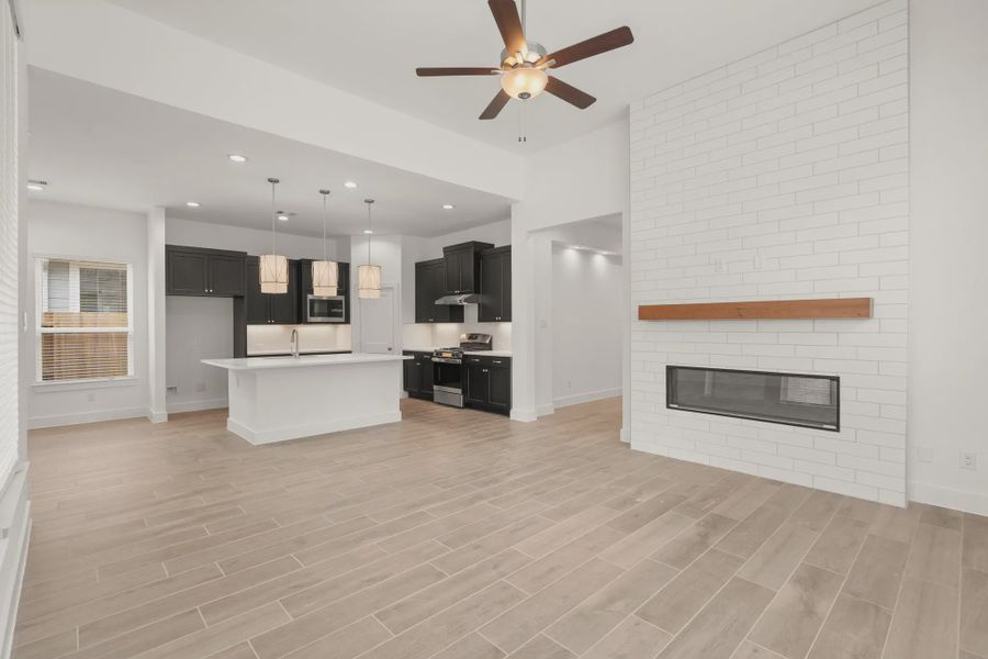 Representative unfurnished interior of a home built from the St Andrews by Chesmar Homes in Riceland Alley Loads, Mont Belvieu (Image 60).