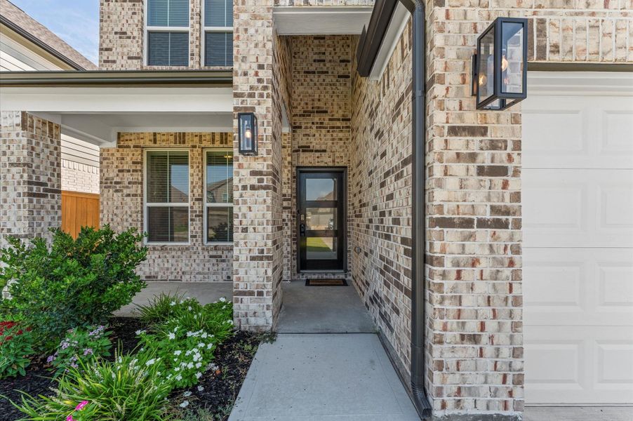 Check out this cute front porch! Check out this cute front porch!