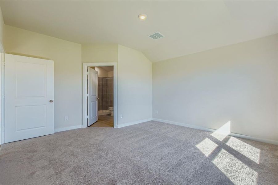 Spacious, unfurnished interior of a new home in Middlefield Village, Dallas (Image 12).