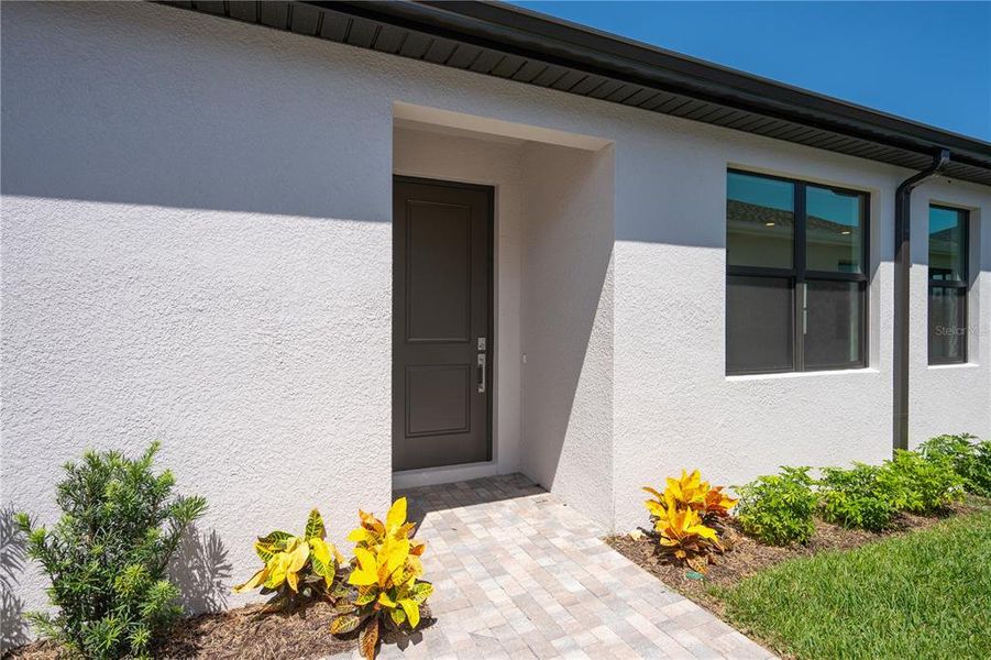 Exterior details and patio area of a home in , Apollo Beach (Image 19).