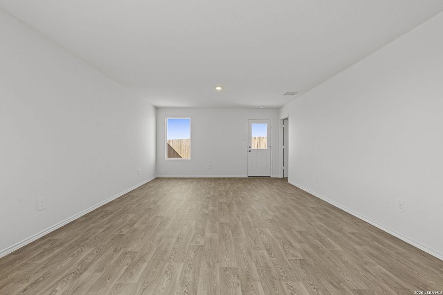Spacious, unfurnished interior of a new home in Arroyo Ranch, Seguin (Image 11).