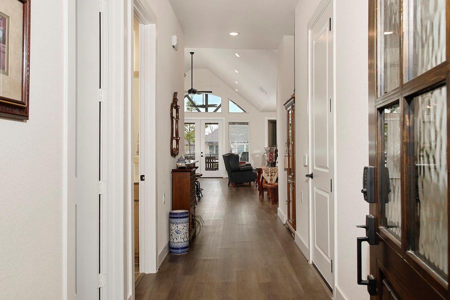 Stunning entrance w wood-look vinyl flooring, rich looking, w low maintenance Stunning entrance w wood-look vinyl flooring, rich looking, w low maintenance