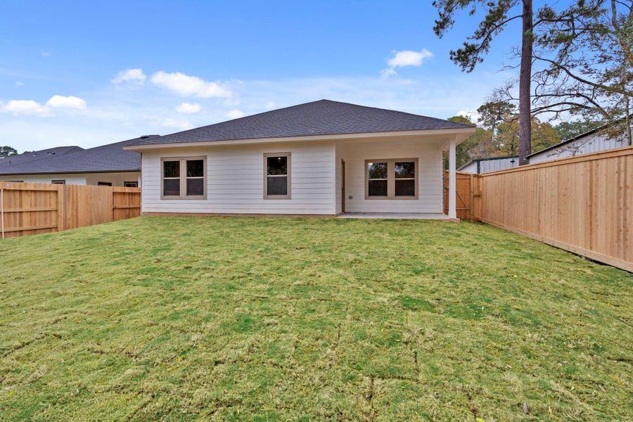 Exterior details and patio area of a home in Westridge Cove 40', Conroe (Image 20).