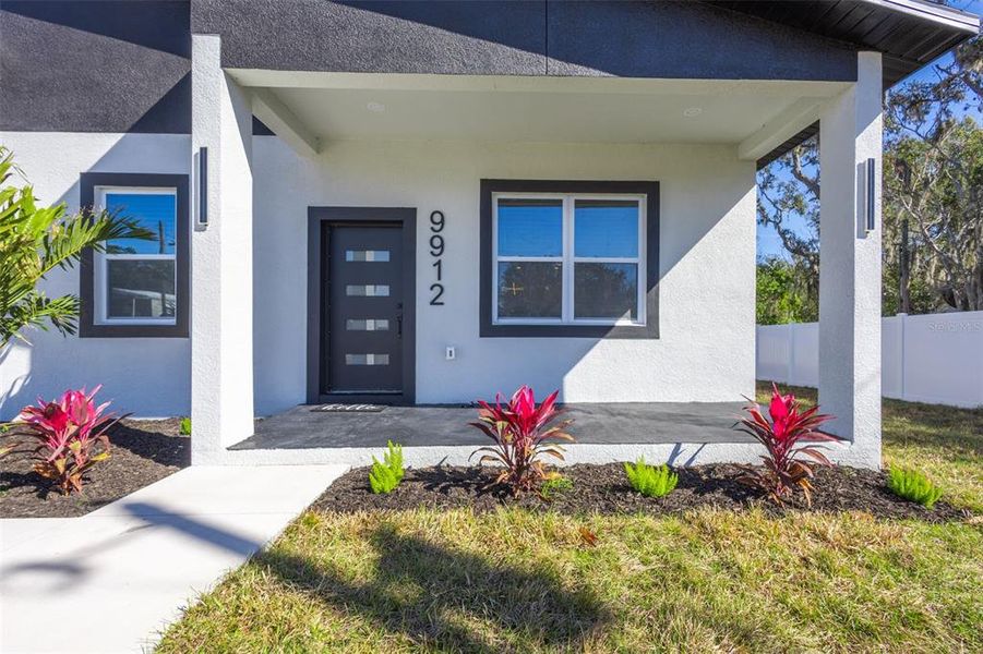 Exterior details and patio area of a home in , New Port Richey (Image 3).